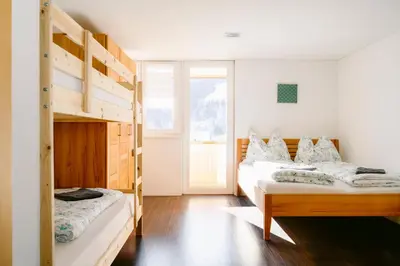 Ein Bett oder Betten in einem Zimmer der Unterkunft Hugo - der Bodenständige - Huusa im Bregenzerwald