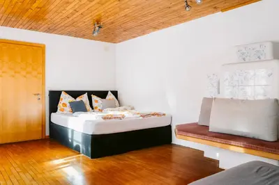 Ein Bett oder Betten in einem Zimmer der Unterkunft Hugo & Rosa -Huusa im Bregenzerwald