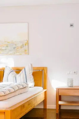 Ein Bett oder Betten in einem Zimmer der Unterkunft Hugo & Rosa -Huusa im Bregenzerwald