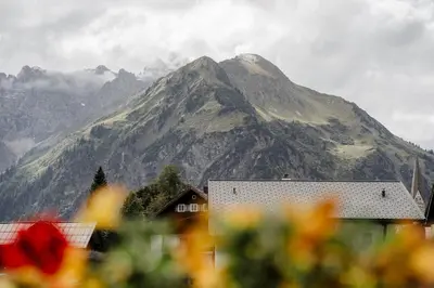 Ein allgemeiner Bergblick oder ein Berglick von der Pension aus