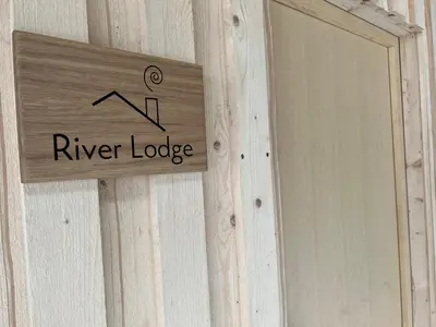 Ein Zertifikat, Auszeichnung, Logo oder anderes Dokument, das in der Unterkunft River Lodge ausgestellt ist