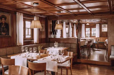 Ein Sitzbereich in der Unterkunft Naturhotel Chesa Valisa