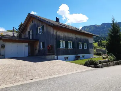 Ein allgemeiner Bergblick oder ein Berglick von der Ferienwohnung aus