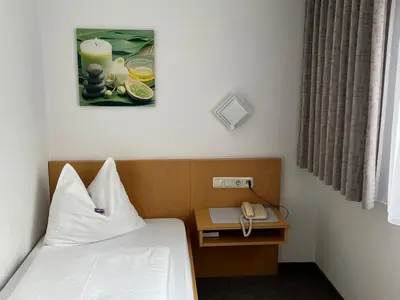 Ein Bett oder Betten in einem Zimmer der Unterkunft Hotel-Pension Sternen