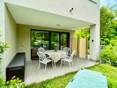 Ein Garten an der Unterkunft Stilvolles Apartment «Coco» am Bodensee