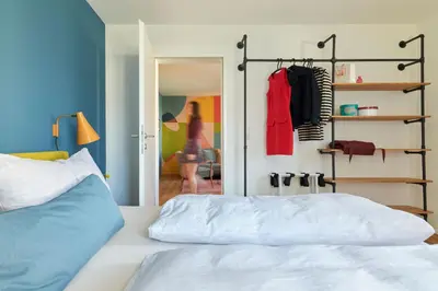 Ein Bett oder Betten in einem Zimmer der Unterkunft Rotes Haus Bregenz Pop-Up Wohnung
