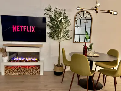 TV/Unterhaltungsangebot in der Unterkunft FLAIR Apartments Vorarlberg - Stilvolles Wohnen nahe Bodensee & Alpen - Küche, Balkon & Gratis Parkplatz