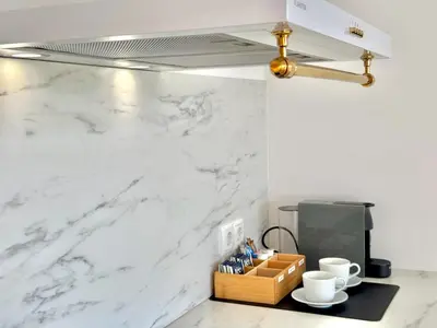 Küche/Küchenzeile in der Unterkunft FLAIR Apartments Vorarlberg - Stilvolles Wohnen nahe Bodensee & Alpen - Küche, Balkon & Gratis Parkplatz
