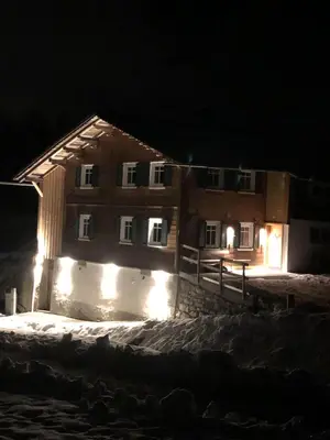 Das Gebäude in dem sich das Ferienhaus befindet