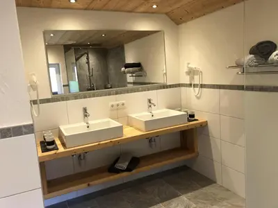 Ein Badezimmer in der Unterkunft Haus Landschisott