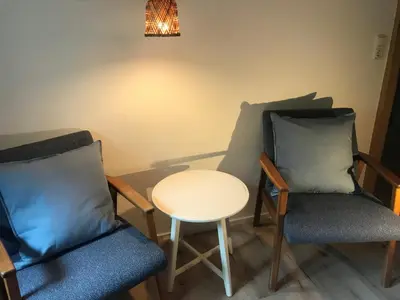 Ein Sitzbereich in der Unterkunft Ferienwohnung Morgentau am Rande der Wildnis