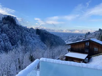Ein allgemeiner Bergblick oder ein Berglick von der Ferienwohnung aus