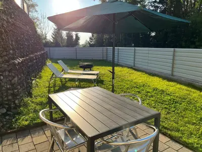 Ein Garten an der Unterkunft Schöne Wohnung in ruhiger Lage mit Garten.