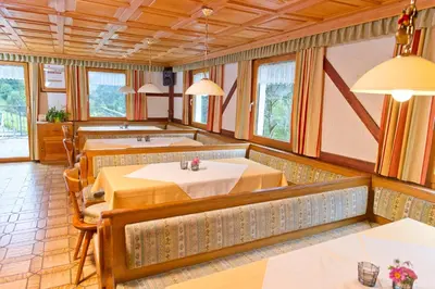 Ein Restaurant oder anderes Speiselokal in der Unterkunft Café Pension zum Jäger