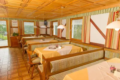 Ein Sitzbereich in der Unterkunft Café Pension zum Jäger