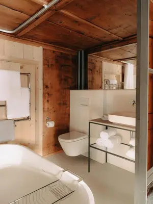 Ein Badezimmer in der Unterkunft Sandbur Das Walserhaus