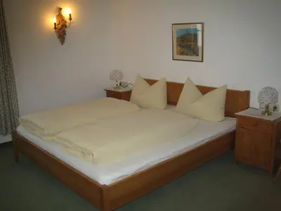 Ein Bett oder Betten in einem Zimmer der Unterkunft Haus Dr. Küng