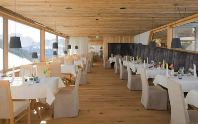 Ein Restaurant oder anderes Speiselokal in der Unterkunft Alpenresort Walsertal
