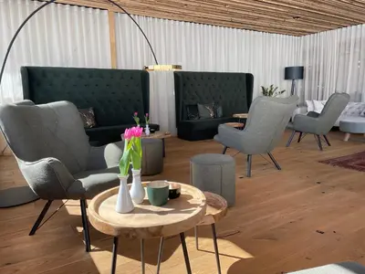 Ein Sitzbereich in der Unterkunft Alpenresort Walsertal
