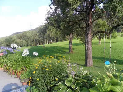 Ein Garten an der Unterkunft Haus Konzett