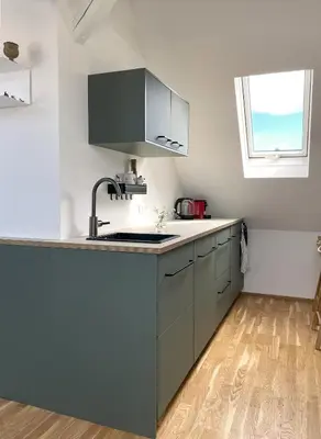 Küche/Küchenzeile in der Unterkunft Bright + Cozy Dachgeschoß Maisonette im Zentrum