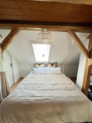 Ein Bett oder Betten in einem Zimmer der Unterkunft CROWN LIVING Wohlfühl Loft Bregenz - Loft nahe Bodensee, Boxspringbett, Küche, zentrumsnah, ideal für Feriengäste und Geschäftsreisende