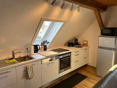 Küche/Küchenzeile in der Unterkunft CROWN LIVING Wohlfühl Loft Bregenz - Loft nahe Bodensee, Boxspringbett, Küche, zentrumsnah, ideal für Feriengäste und Geschäftsreisende