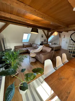 Ein Sitzbereich in der Unterkunft CROWN LIVING Wohlfühl Loft Bregenz - Loft nahe Bodensee, Boxspringbett, Küche, zentrumsnah, ideal für Feriengäste und Geschäftsreisende