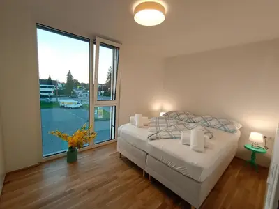 Ein Bett oder Betten in einem Zimmer der Unterkunft Neu erstellte Wohnung mit Balkon in Hard