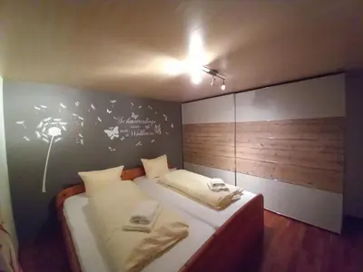 Ein Bett oder Betten in einem Zimmer der Unterkunft Ferienwohnung an der Alfenz