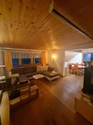 Ein Sitzbereich in der Unterkunft Großzügige Ferienwohnung am Skigebiet Bödele mit Rheintalblick
