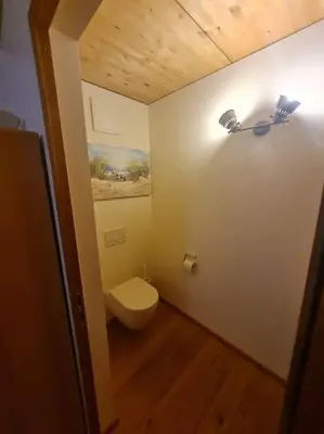 Ein Badezimmer in der Unterkunft Großzügige Ferienwohnung am Skigebiet Bödele mit Rheintalblick