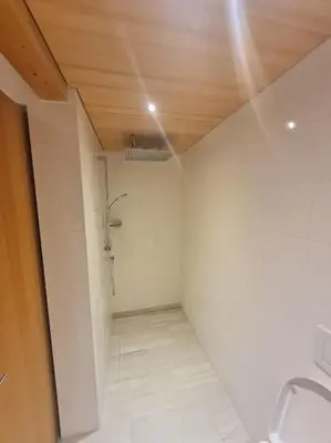 Ein Badezimmer in der Unterkunft Großzügige Ferienwohnung am Skigebiet Bödele mit Rheintalblick
