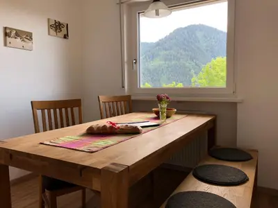 Ein allgemeiner Bergblick oder ein Berglick von der Ferienwohnung aus