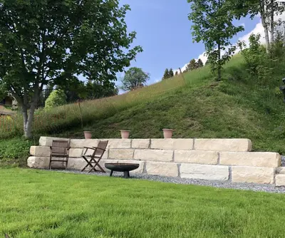 Ein Garten an der Unterkunft Walli Laterns - Ski und Bergvergnügen direkt vor der Haustür