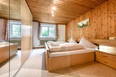 Ein Bett oder Betten in einem Zimmer der Unterkunft Familienferienwohnung Buerserberg Dorf by A-Appartments