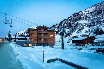 Ein allgemeiner Bergblick oder ein Berglick von des Aparthotels aus