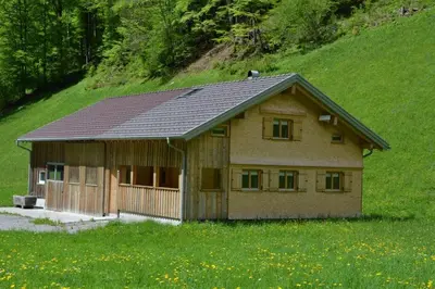 Das Gebäude in dem sich das Ferienhaus befindet