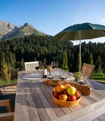 Ein allgemeiner Bergblick oder ein Berglick von des Chalets aus
